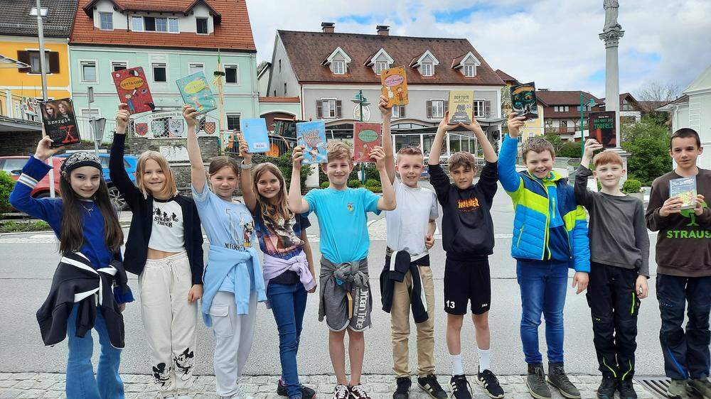 Die Schülerinnen und Schüler der Volksschule und Mittelschule Birkfeld halfen beim Übersiedeln von rund 200 Kinderbüchern