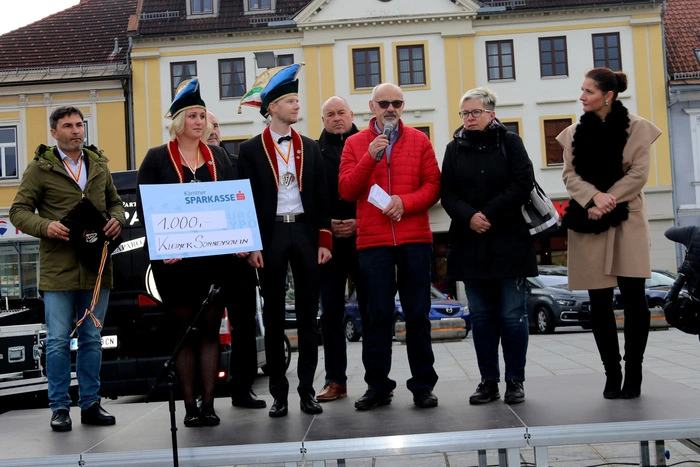 Der Verein "Kleiner Sonnenschein" erhielt von der Garde eine großzügige Spende.