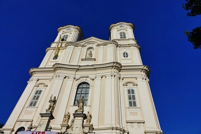 Srahlendes Herbstwetter war der ideale Rahmen für das große Fest in und um die Weizbergkirche.