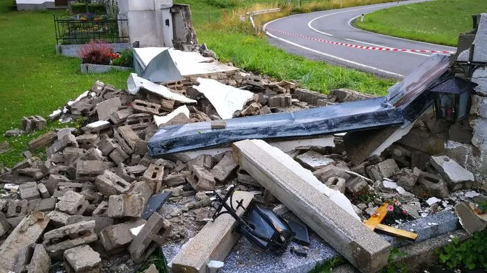 Die Friedhofsmauer in Schöder ist regelrecht über den Haufen gefahren.
