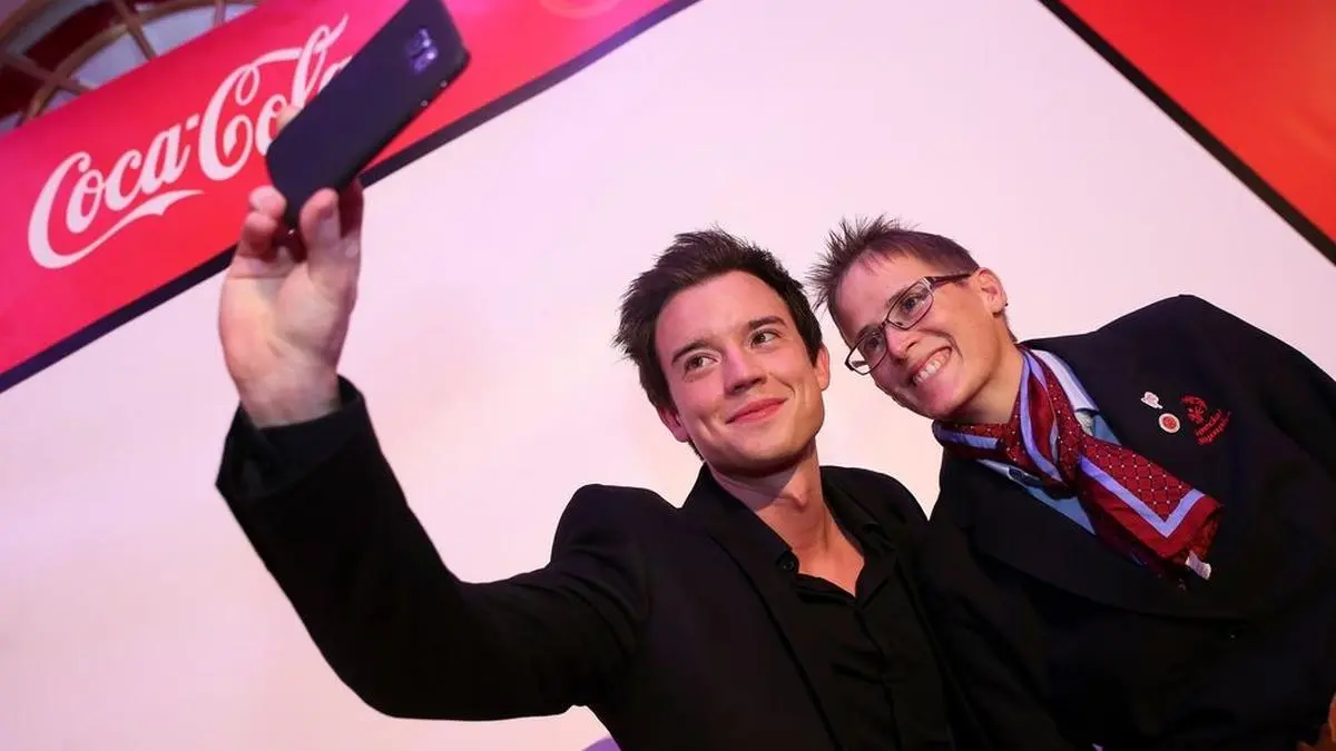 Philipp Hansa mit der Special Olympics Sportlerin und Sportsprecherin Johanna Pramstaller 2017 bei den World Winter Games