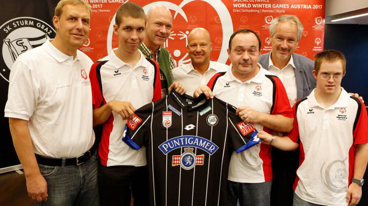 Im Bild: Markus Pichler (Special Olympics 2017), Fußballer Stefan Schoppler, Jürgen Winter (Bürgermeister von Schladming), Gerhard Goldbrich (Sturm), Fußballer Alfred Puschenjak, Thomas Rajakovics (Stadt Graz) und Fußballer Jürgen Göllner