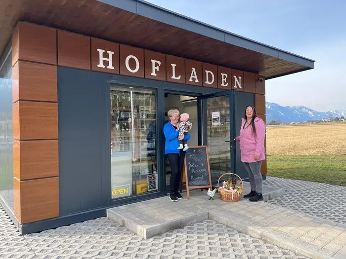 Maria Hopfgartner, mit Enkeltochter Franziska und Miriam Hopfgartner vor dem Hofladen