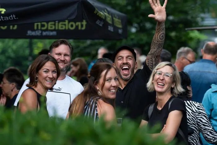 Nachdem es am Nachmittag noch wie aus Kübel schütte, lichtete sich mit dem Beginn der Open-Air-Veranstaltung der Himmel wieder und zahlreiche Besucher konnten den Italien-Flair in Trofaiach genießen.