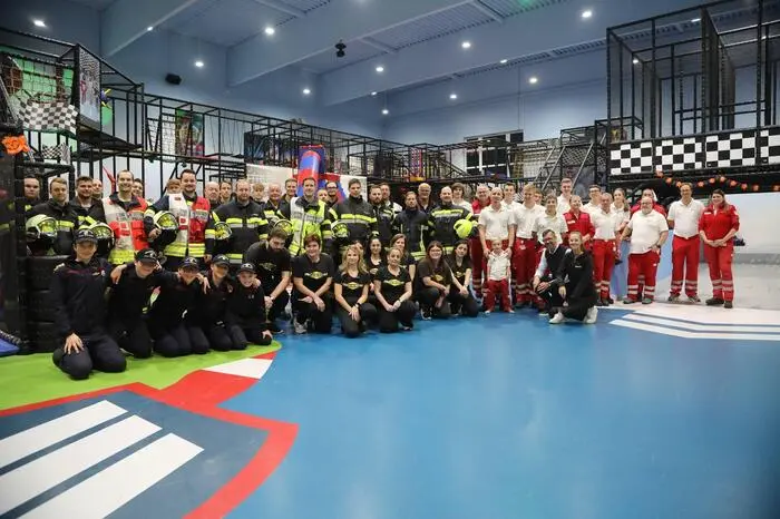 60 Männer und Frauen der Feuerwehr und vom Rotem Kreuz sowie drei Notärzte trainierten am 23. Oktober auf dem Areal der Playworld in Spielberg.