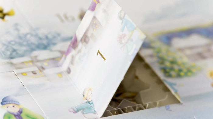 Er ist ein verlässlicher Begleiter durch den Advent: Wer vom 1. bis zum 24. Dezember jeden Tag ein Türchen öffnet, verkürzt die gefühlte Wartezeit bis zum Heiligen Abend. Sein Ursprung wird auf Mitte des 19. Jahrhunderts im lutherischen Deutschland datiert. Hierzulande ist der Adventkalender seit den 1950er ein Massenartikel – meist gefüllt mit Schokolade.