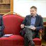 Faßmann und Lamprecht auf einem Sofa | ÖAW-Präsident Heinz Faßmann und der Historiker Gerald Lamprecht