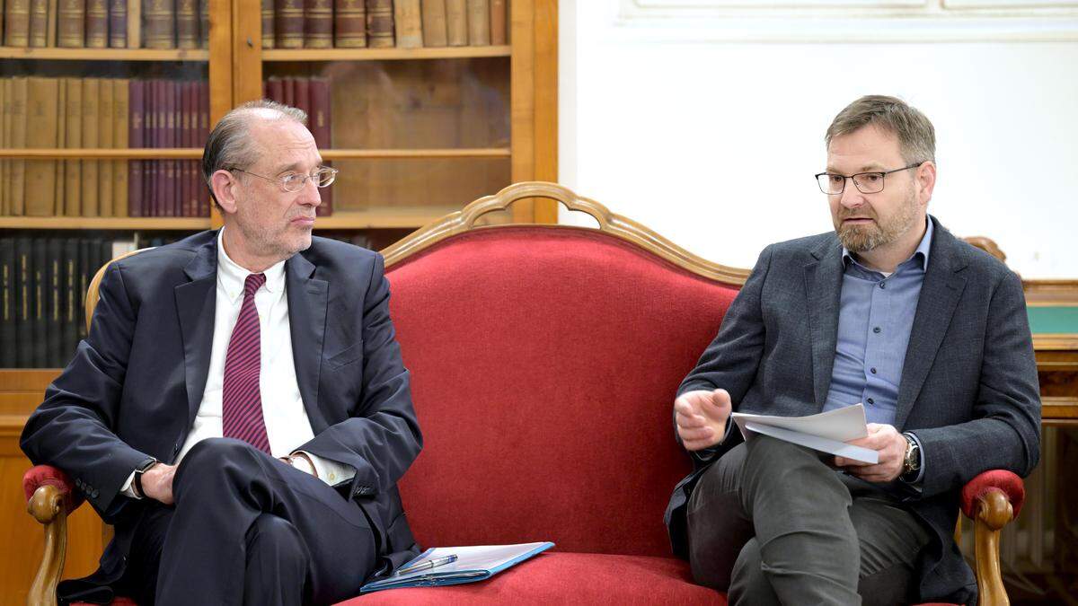 Faßmann und Lamprecht auf einem Sofa | ÖAW-Präsident Heinz Faßmann und der Historiker Gerald Lamprecht