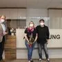 Erwin Dirnberger überbrachte Margit Marka und ihrem Team Blumen