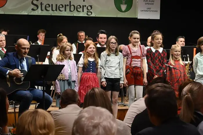 Kinder der VS Steuerberg mit Pädagogen Andreas Morak bei ihrem Auftritt. 