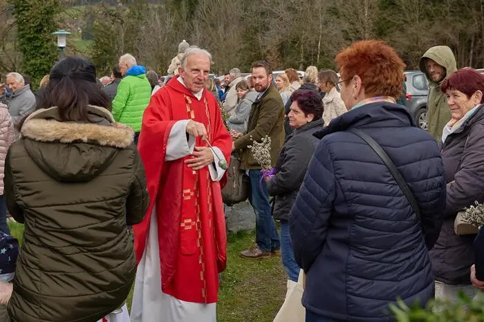 Vor der malerischen Kirche von Tigring versammelten sich die Gläubigen zur feierlichen Palmsegnung mit Dechant Josef Scharf.