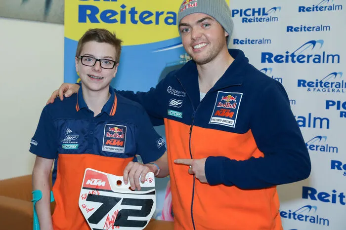 Walkner signierte die Motocross-Startnummer von Simon Breitfuß, der nach einem Beckenbruch bei seinem Heimrennen heuer nicht starten konnte.