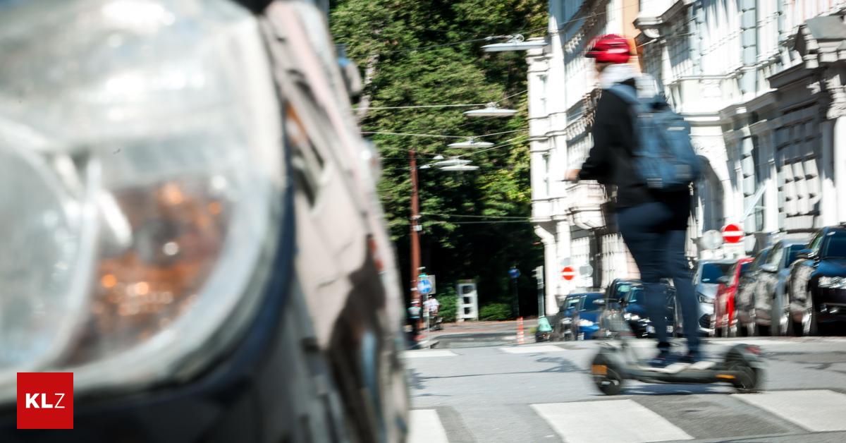 Betrunkene-E-Scooter-Lenkerin-prallte-gegen-geparktes-Auto