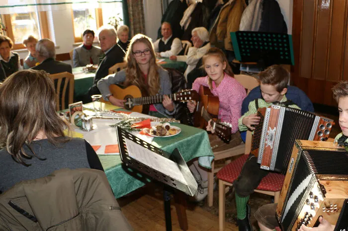 Die Familienmusik Lanz aus Bretstein, die Musikjugendgruppe „Pölstaler“ und das vereinseigene Gesangsduo Frieda und Maria unterhielten musikalisch die Gäste.