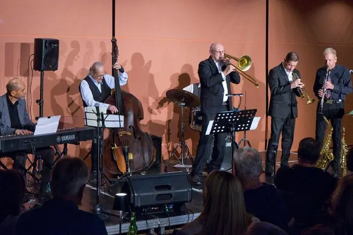 Gemeinsam mit Ewald Oberleitner (Bass), Jan Akermann (Saxofon, Klarinette, Blockflöte, Gesang), Franz Schober (Trompete), Walter Rath (Posaune) und Heinz Pratter (Schlagzeug) präsentierte die Formation Jazz vom Feinsten – präzise, lebendig und mit spürbarer Leidenschaft.
