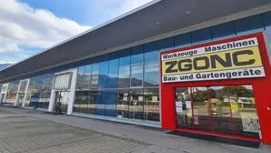 Am Bild sieht man einen Gebäudekomplex mit mehreren Firmen, wie Zgonc und KiK | Zgonc und KiK bauen aus