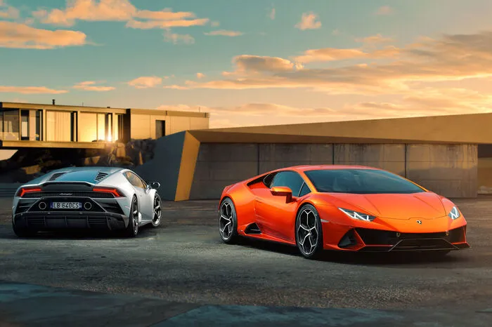 Technisch fahren die Italiener alles auf, was die Schatzkiste hergibt: die Hinterradlenkung, Torque-Vectoring-System an allen vier Rädern und das neue Fahrdynamiksystem Lamborghini Dinamica Veicolo Integrata kurz LDVI, mit superzackigen adaptiven Dämpfern und einer weiterentwickelten Traktionskontrolle. Dank Datenverarbeitung in Echtzeit erkennt der Huracán die Absichten des Fahrers anhand der Bedienung von Lenkrad, Brems- und Gaspedal, des eingelegten Gangs und der gewählten Fahrmodi: Strada, Sport oder Corsa. Das Superhirn kann also quasi gedankenlesen.