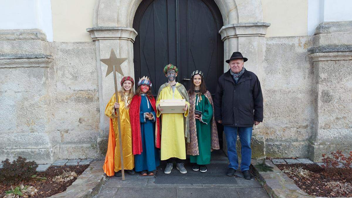 Die Sternsinger Jana, Valentina, Luis und Emma mit Begleiter Manfred Edelsbrunner (v. l.)