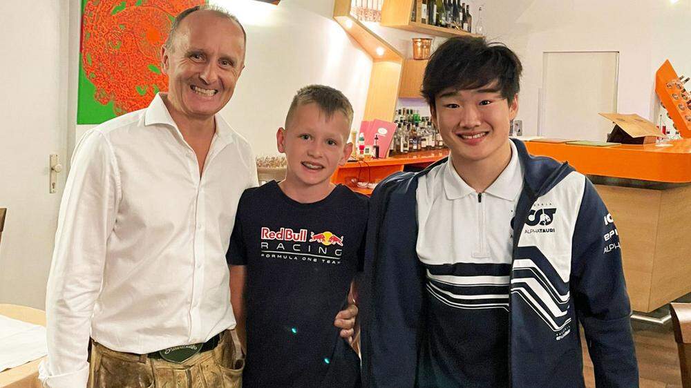 Formel I-Pilot Yuki Tsunoda (rechts) mit Hannes Riegler und Sohn Maxi