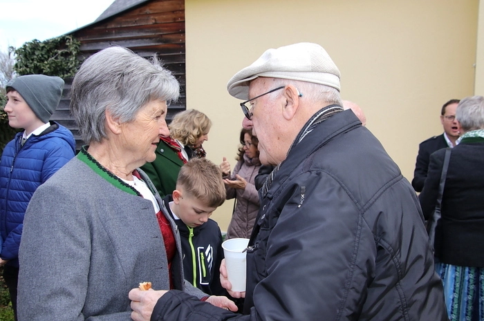 Beim Jubiläums-Frühlingssingen im St. Martiner-Hof begrüßte Obfrau Anna Strommer die große Gästeschar mit sehr launigen Worten, so auch "den Herrn Bürgermeister Johann Hansbauer mit Gattin und Herrn Pfarrer Martin Trummler ohne Gattin."