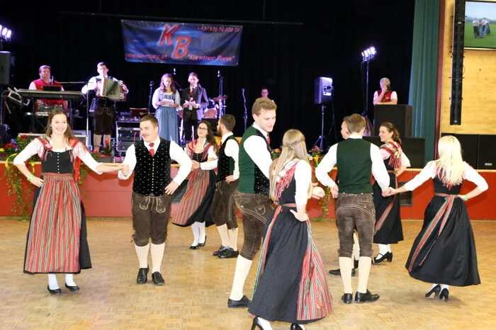 Übrigens: Für den flotten Auftanz sorgte die Landjugend (LJ) Grafenstein. 