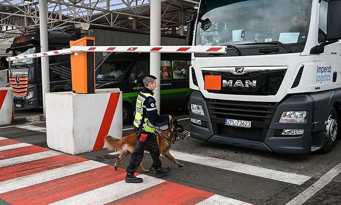 Derzeit läuft alles automatisiert. Schwer vorzustellen, wie es wäre, müsste jeder Lkw einzeln kontrolliert werden