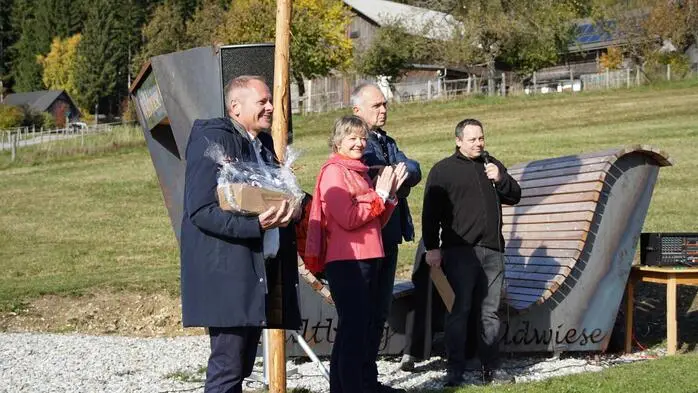 Am Nationalfeiertag fand die offizielle Eröffnung des neu gestalteten Kultweges auf der Wildwiese in Miesenbach statt. Der Kultweg wurde bereits vor 30 Jahren rund um die Wildwiese angelegt und war aufgrund seiner einzigartigen Verbindung von volkskundlich-kulturellen Themen und einem attraktiven Wanderumfeld ein beliebtes Ausflugsziel. 