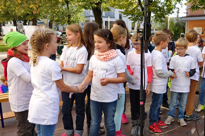 Die Volksschule Weizberg bot ein Lied zu "Let's say hello!".