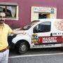 Pizzeria-Chef Sinan Köse mit dem Zustellwagen