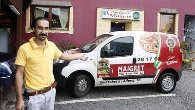 Pizzeria-Chef Sinan Köse mit dem Zustellwagen