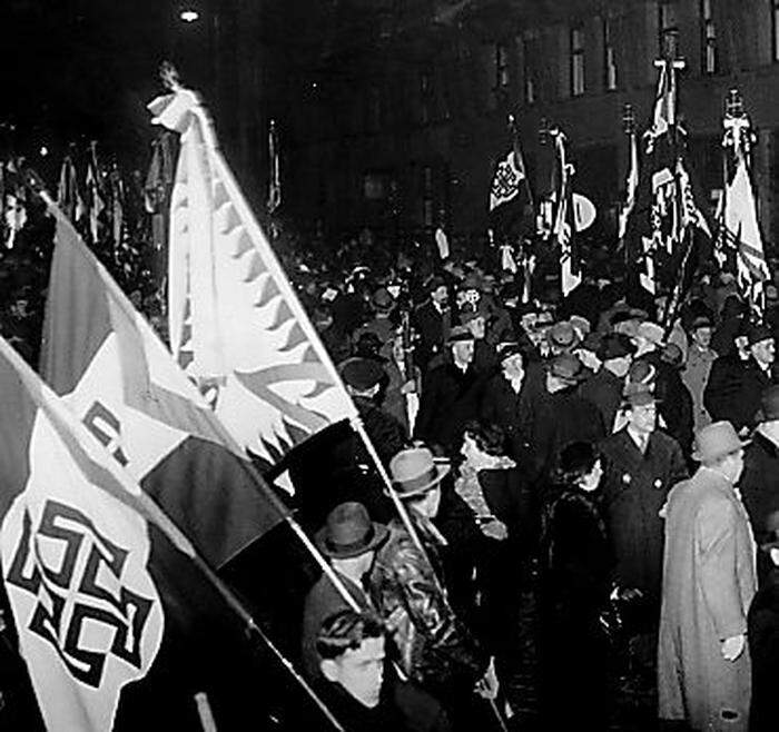 1935: Fackelzug von rund 100.000 Amtswaltern der Vaterländischen Front in Wien