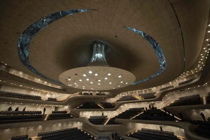 "Wir wussten sofort, mit dem ersten Paukenschlag: Das wird fantastisch", sagte Thomas Hengelbrock, Chefdirigent des NDR Elbphilharmonie Orchesters, der Wochenzeitung "Die Zeit". Es seien "jedem im Raum die Tränen heruntergelaufen, wirklich jedem". Der Konzertsaal "schwebt" aus Schallschutzgründen auf 362 Stahlfederpaketen und ist vom restlichen Gebäude entkoppelt, damit keine Geräusche vom Hafen in den Saal dringen können. 