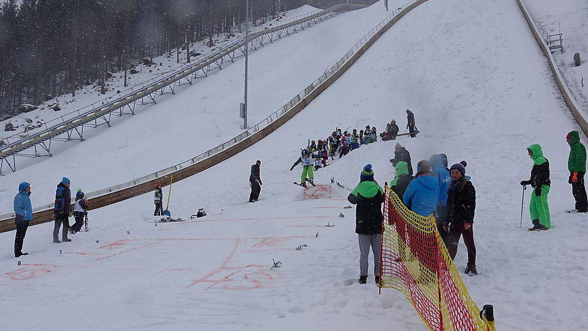 Wettkampfstimmung beim Guglhupfspringen in der Erzberg Arena in der Eisenerzer Ramsau 