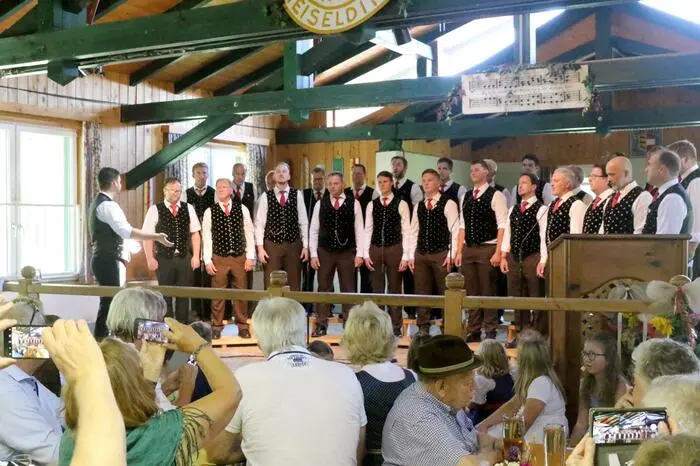 Neben dem Veranstalter (Leitung: Gabriel Kogler, Foto) wirkten weiters die Landjugend Meiselding, der Kinderchor Meiselding, der Singkreis (SK) Frauenstein, der MGV „Kornblume“ Liebenfels sowie das Ensemble „MeSaGu“ mit. 
