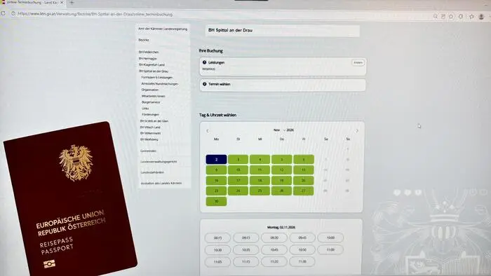 Ein Reisepass vor einem Online-Tool
