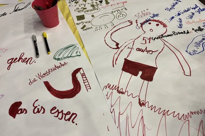Die Mädchen und Buben diskutierten, wo sich Feldbach als Stadt noch verbessern muss. Ein Mädchen fordert weniger Verkehr vor der Volksschule.