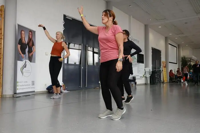 Im Foyer der Tennishalle konnten Fitness-Fans bei Zumba, Kick Boxing, Pilates, Workout und Stretching aktiv werden.