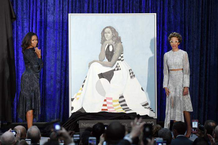 Michelle Obama mit der Künstlerin Amy Sherald vor ihrem Porträt 