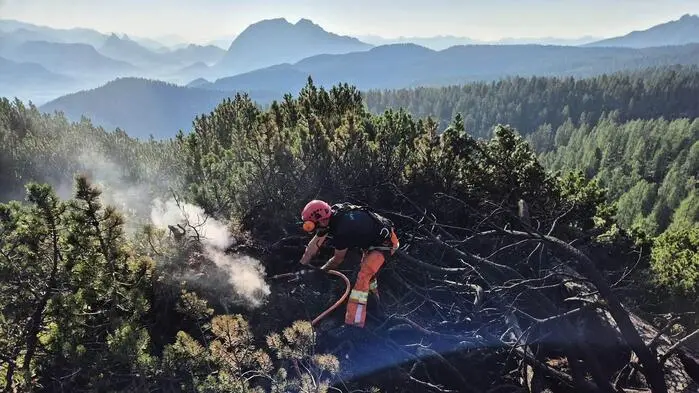 Ein Kamerad der FF Aigen im Ennstal bei Löscharbeiten direkt an der Brandstelle auf der Finitzalm bei Kainisch