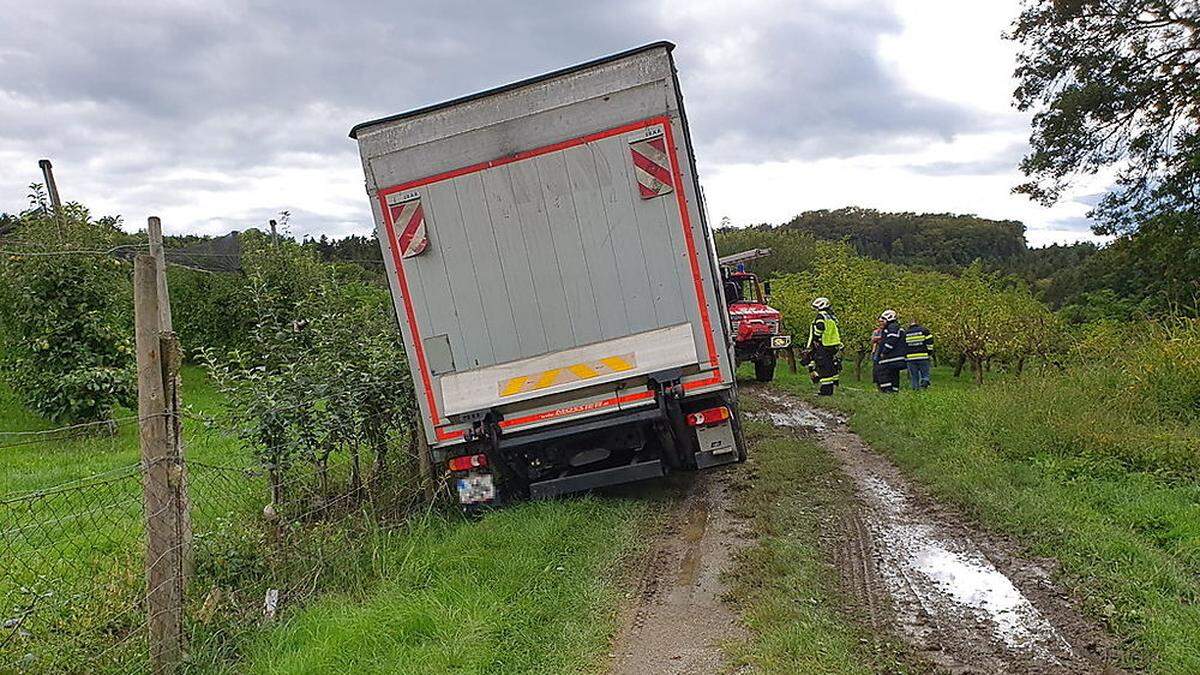 Die Feuerwehrmänner stellten den Lkw wieder auf die Straße