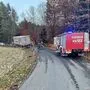 In einer Kurve kam der Lkw aufs Bankett und geriet dadurch in Schräglage