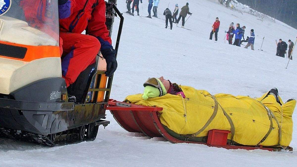 Nach der Erstversorgung der beiden Verletzten wurde der Hubschrauber gerufen (Symbolbild)