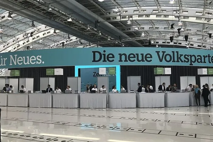 Das Design-Center in Linz ist auf Großveranstaltungen ausgelegt - die Registrierstellen beim Eingang sind noch verwaist. In knapp eineinhalb Stunden geht es los.