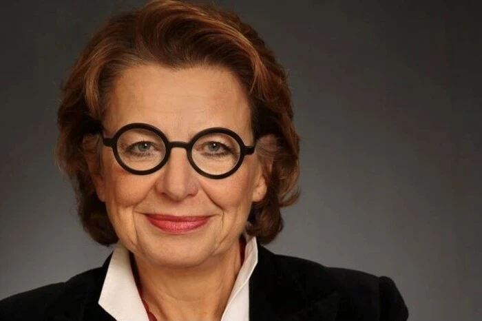 "Privat freue ich mich sehr über die Öffnungen. Endlich kann man wieder mehr unterwegs sein, Freunde treffen und Veranstaltungen wie Konzerte besuchen. Als Schuldirektorin finde ich es toll, endlich wieder offener mit den Schülern umgehen zu können. Man merkt richtig, wie sehr die Schüler sich schon nach Öffnungsschritten gesehnt haben."