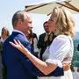 News Bilder des Tages GAMLITZ, AUSTRIA - AUGUST 18, 2018: Russia s President Vladimir Putin dances with Austrias Foreign Minister Karin Kneissl during her wedding with businessman Wolfgang Meilinger. Alexei Druzhinin/Russian Presidential Press and Information Office/TASS PUBLICATIONxINxGERxAUTxONLY TS08D344