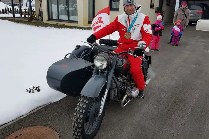 Zu den Hobbys des Nordischen Kombinierers gehört - auch am Empfangstag unübersehbar - Motorradfahren.