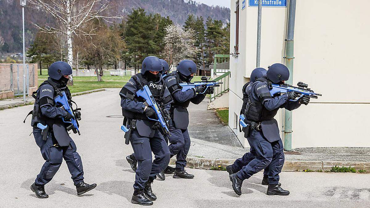 Ein Szenario drehte sich um einen Attentäter, der in einer Stadt von der Polizei gestellt und niedergeschossen wird