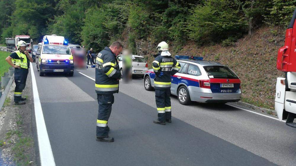 Die Freiwillige Feuerwehr St. Lorenzen am Wechsel war mit 15 Kameraden vor Ort