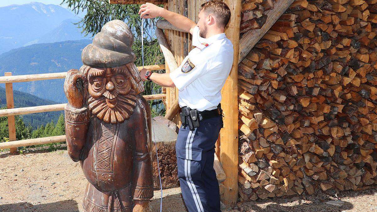 or einem Museum stürzte eine 1,60 Meter hohe und 80 Kilogramm schwere Koboldfigur um und traf das Kind