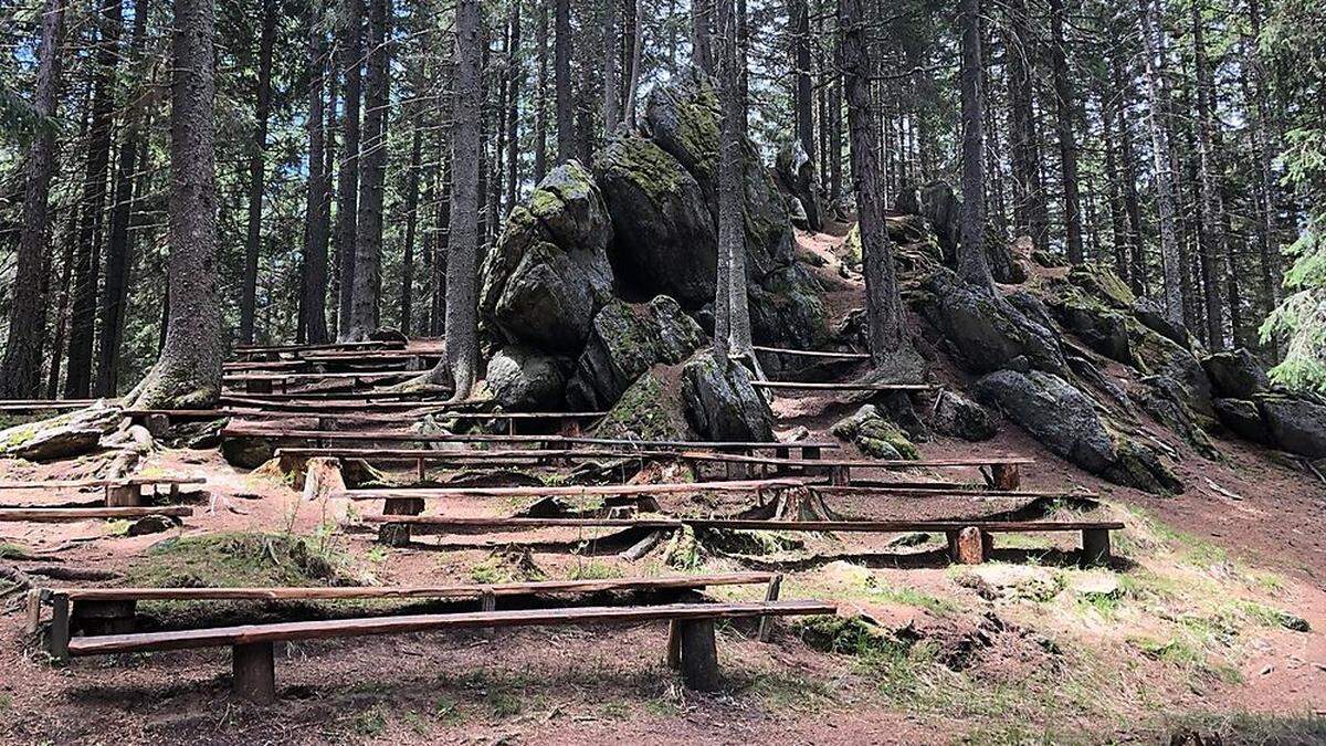 Die Sitzbänke im „Dom des Waldes“ wurden saniert 